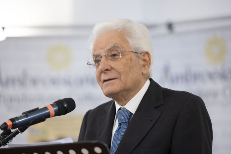 Sergio Mattarella al centro orientamento immigrati della Fondazione Culturale Ambrosianeum