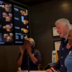 Usa 2024, cassiera di McDonald’s scambia Clinton per Biden: poi abbracci e foto