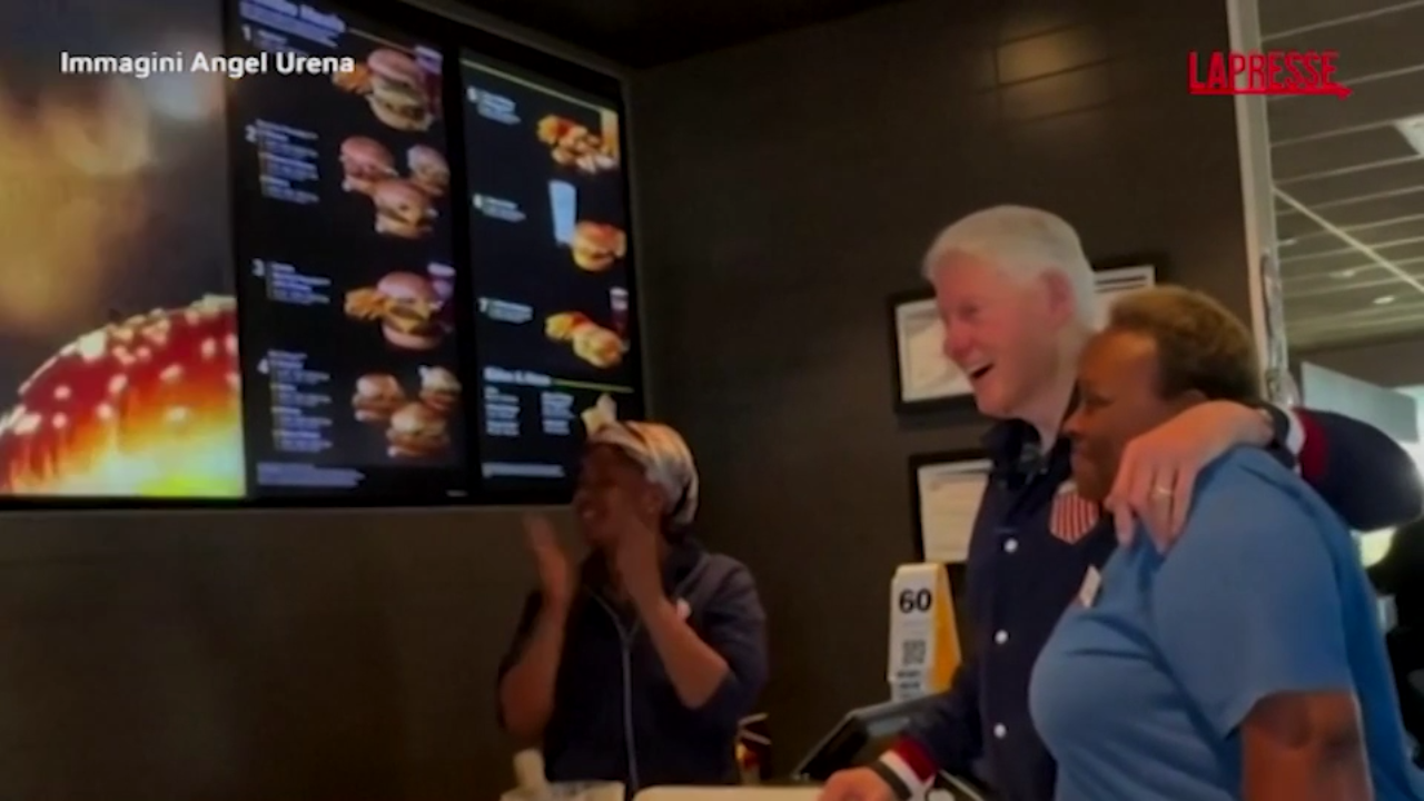 Usa 2024, cassiera di McDonald’s scambia Clinton per Biden: poi abbracci e foto