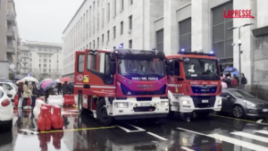 Milano, incendio alla centrale termica del tribunale: il momento dell’evacuazione