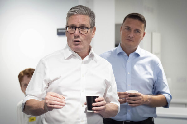 Il primo ministro britannico Keir Starmer,e il ministro della Salute, Wes Streeting, in visita all'University College London Hospital