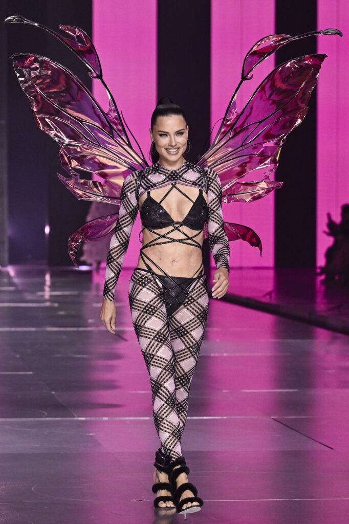Galleria foto 'Victoria’s Secret Show 2024, tornano in passerella gli Angeli di Victoria' - foto 8