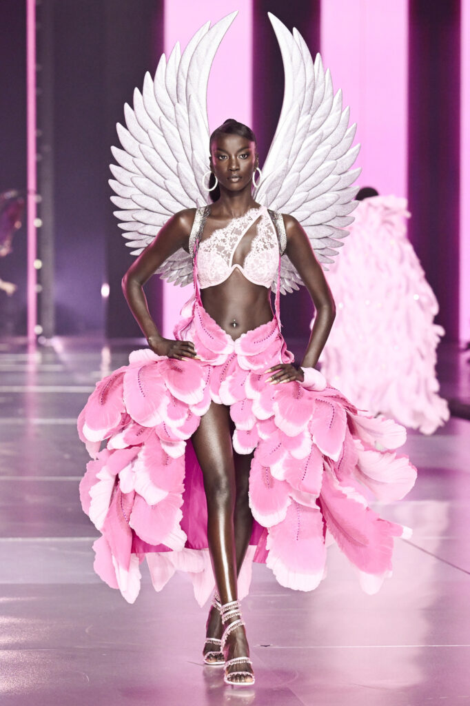 Galleria foto 'Victoria’s Secret Show 2024, tornano in passerella gli Angeli di Victoria' - foto 12