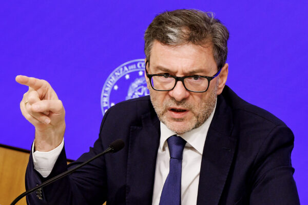 Manovra, lunedì il testo in Parlamento. Giorgetti: “Niente misure sul catasto, sono già nell’ordinamento”