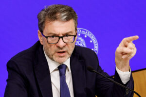 Manovra, lunedì il testo in Parlamento. Giorgetti: “Niente misure sul catasto, sono già nell’ordinamento”