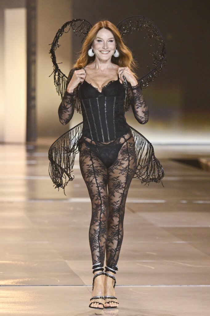 Galleria foto 'Victoria’s Secret Show 2024, tornano in passerella gli Angeli di Victoria' - foto 5