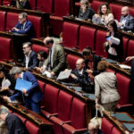 Medioriente, protesta del M5S alla Camera: cartelli con la scritta ‘Stop genocidio’