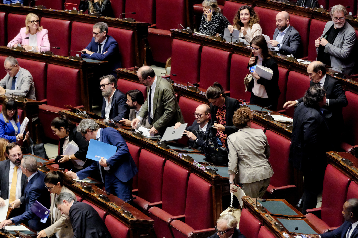 Medioriente, protesta del M5S alla Camera: cartelli con la scritta ‘Stop genocidio’