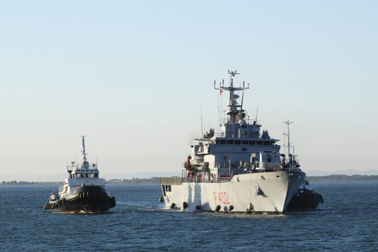 La nave della Marina italiana arriva in Albania al porto di Shengjin con a bordo 16 migranti