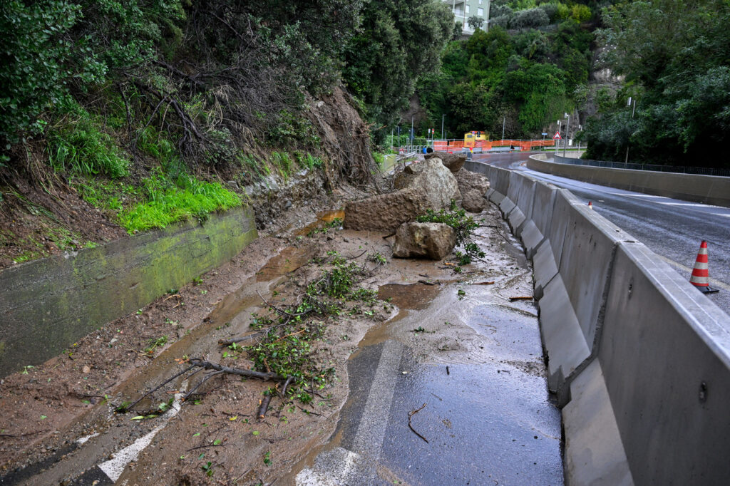 Galleria foto 'Maltempo: allerta massima in Liguria, frane e corsi d’acqua in piena' - foto 2