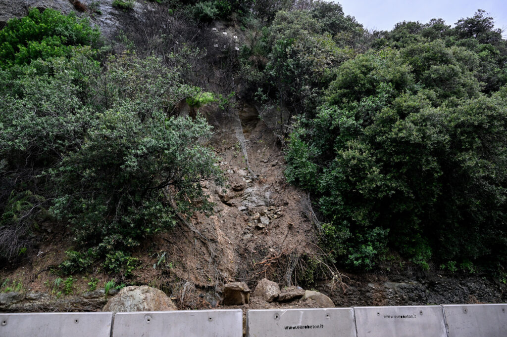 Galleria foto 'Maltempo: allerta massima in Liguria, frane e corsi d’acqua in piena' - foto 21