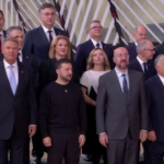 Bruxelles, al via il Consiglio europeo: la foto di gruppo dei leader Ue e Zelensky