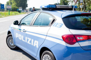 Verona, aggredisce i poliziotti con un coltello in stazione: un agente spara e lo uccide