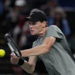 Six Kings Slam, Sinner batte Djokovic e vola in finale