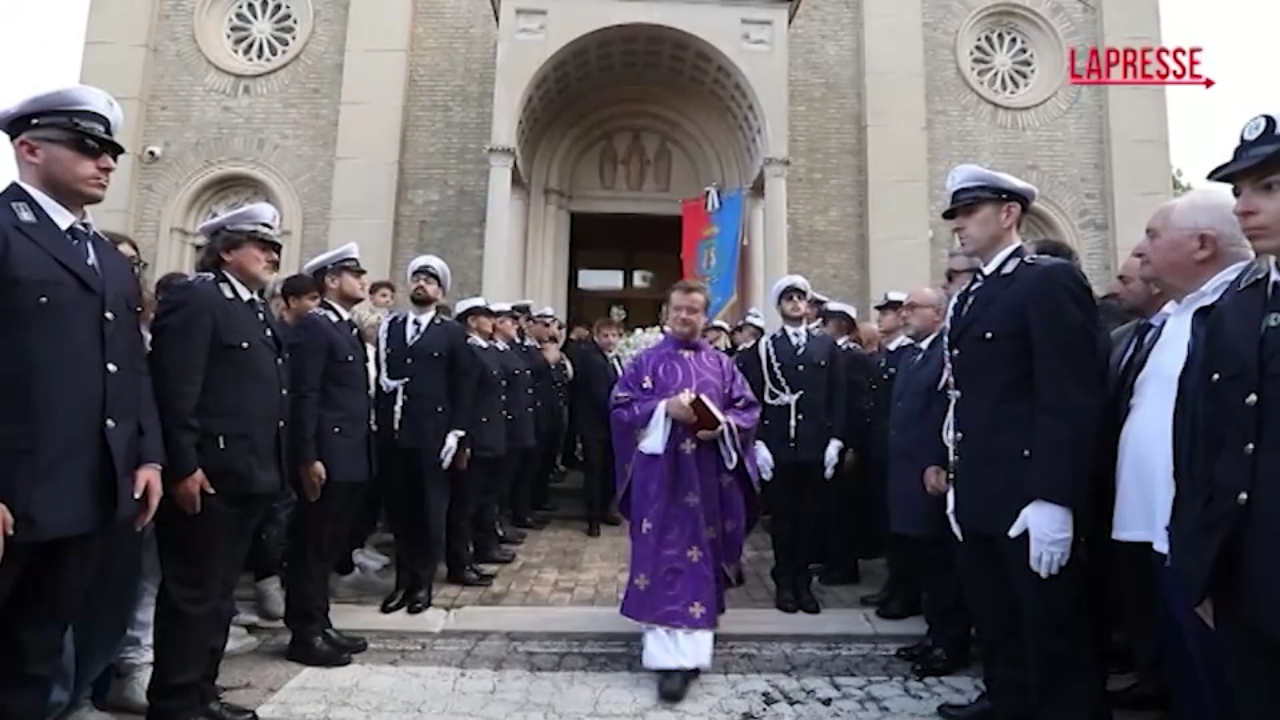 Suicida a 15 anni a Senigallia, i funerali dell’adolescente