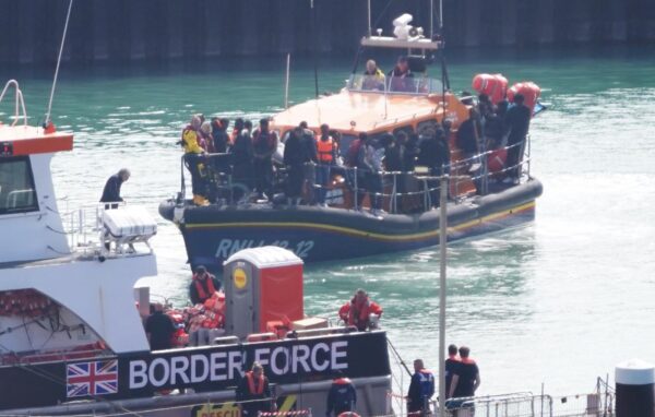 Migranti salvati e portati a Dover dalla RNLI Dungeness Lifeboat dopo un incidente nel canale della Manica