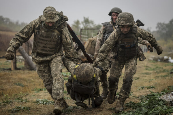 Guerra Ucraina-Russia, militari ucraini nel campo di addestramento nella regione di Donetsk