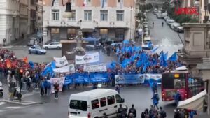 Roma, sciopero metalmeccanici: la manifestazione in piazza Barberini