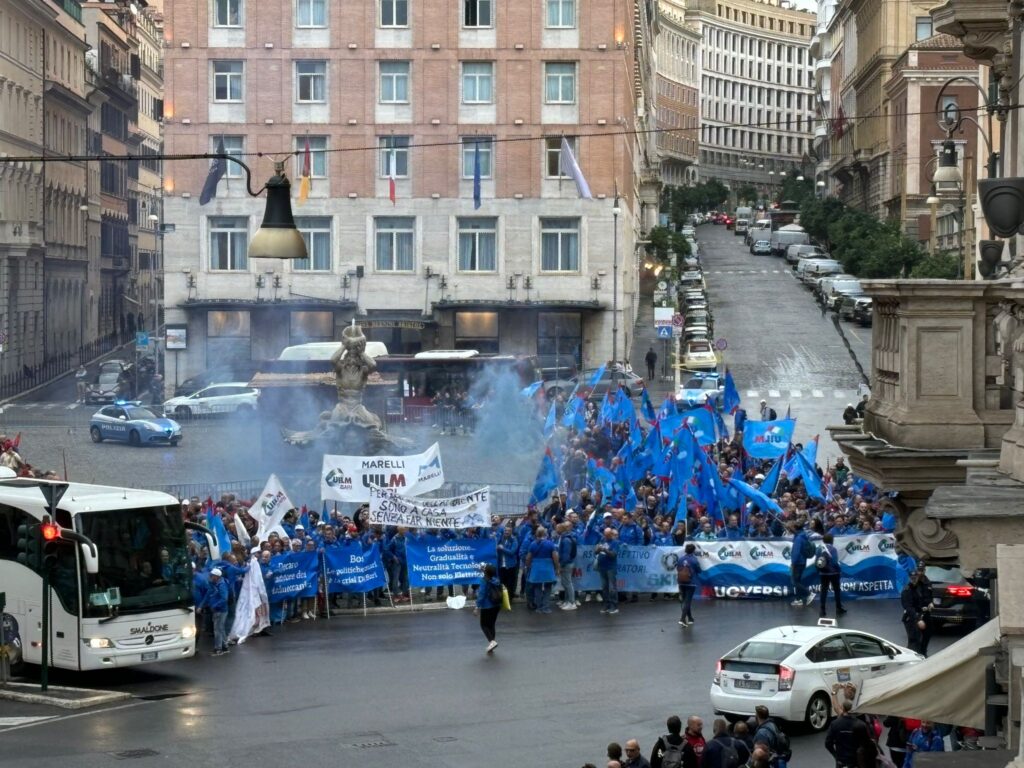 Automotive, piazza Barberini a Roma si riempie per manifestazione metalmeccanici