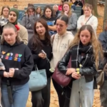 Morte Liam Payne, decine di fan si sono radunati per una veglia nel centro di Bruxelles