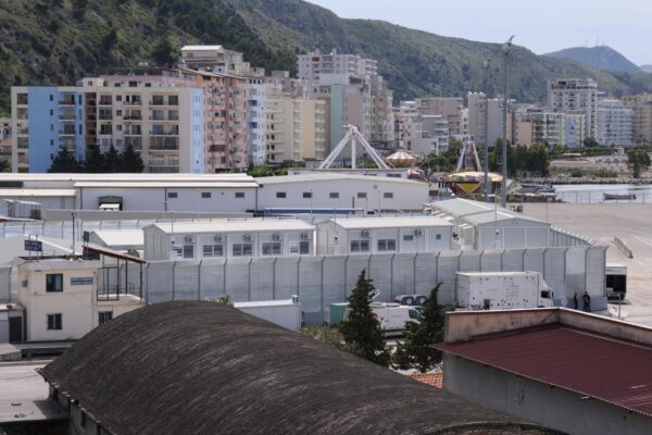 Il centro italiano di prima accoglienza per i migranti in Albania a Shengjin