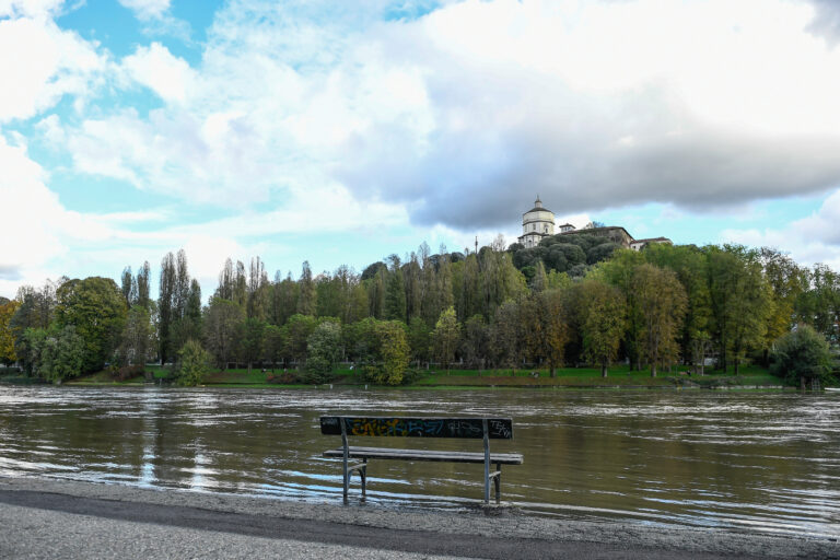 Torino - La situazione del fiume Po ad altezza dei Murazzi dopo le pesanti precipitazioni