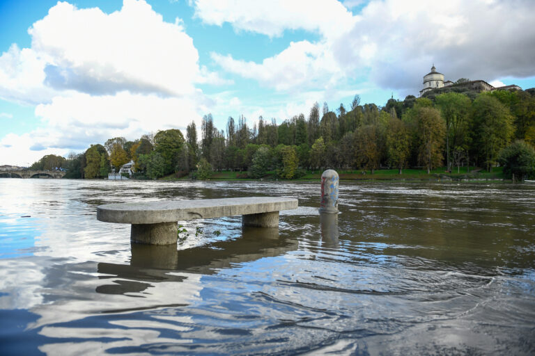 Torino - La situazione del fiume Po ad altezza dei Murazzi dopo le pesanti precipitazioni