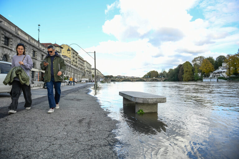 Torino - La situazione del fiume Po ad altezza dei Murazzi dopo le pesanti precipitazioni