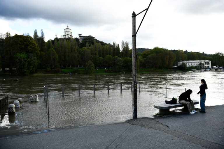 Torino - La situazione del fiume Po ad altezza dei Murazzi dopo le pesanti precipitazioni