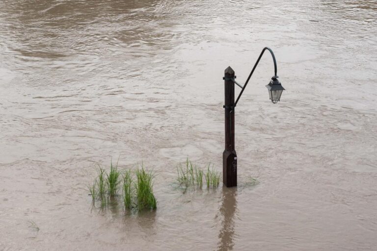 Torino - La situazione del fiume Po ad altezza dei Murazzi dopo le pesanti precipitazioni