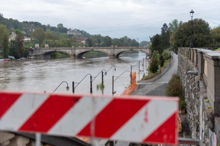 Torino - La situazione del fiume Po ad altezza dei Murazzi dopo le pesanti precipitazioni