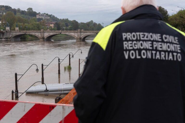 Torino - La situazione del fiume Po ad altezza dei Murazzi dopo le pesanti precipitazioni