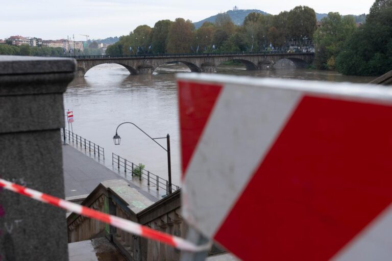 Torino - La situazione del fiume Po ad altezza dei Murazzi dopo le pesanti precipitazioni