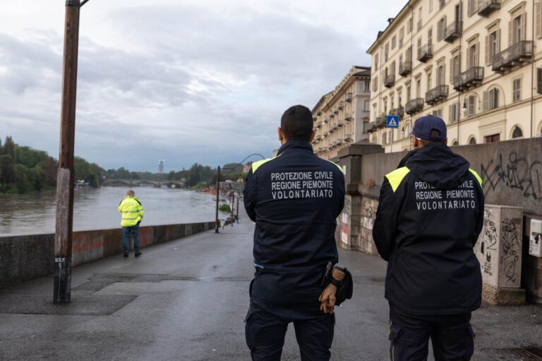 Torino - La situazione del fiume Po ad altezza dei Murazzi dopo le pesanti precipitazioni