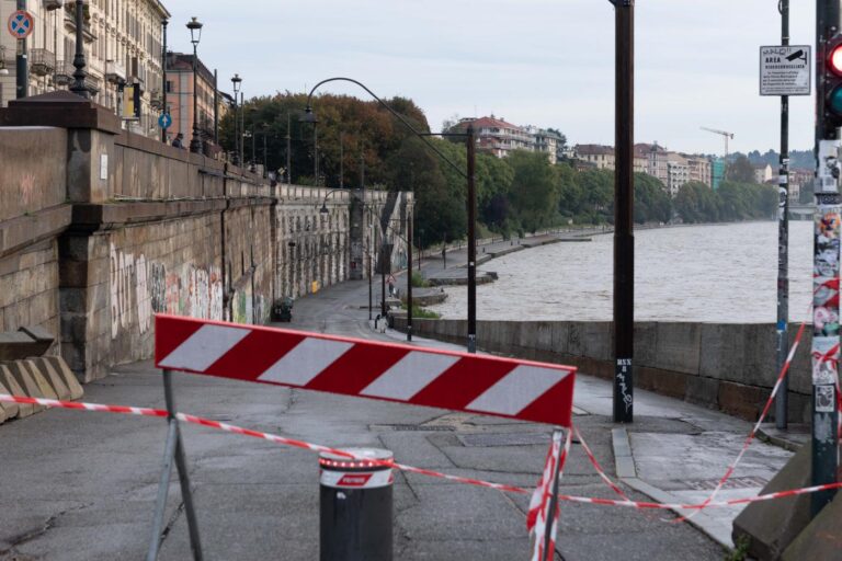 Torino - La situazione del fiume Po ad altezza dei Murazzi dopo le pesanti precipitazioni