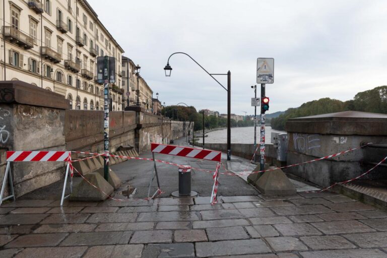 Torino - La situazione del fiume Po ad altezza dei Murazzi dopo le pesanti precipitazioni