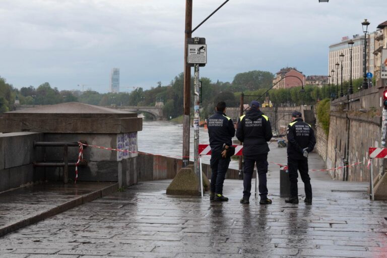 Torino - La situazione del fiume Po ad altezza dei Murazzi dopo le pesanti precipitazioni