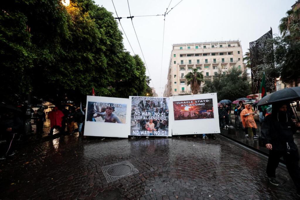 Galleria foto 'Scontri a Napoli tra forze dell’ordine e attivisti pro Palestina durante il G7 della Difesa' - foto 2