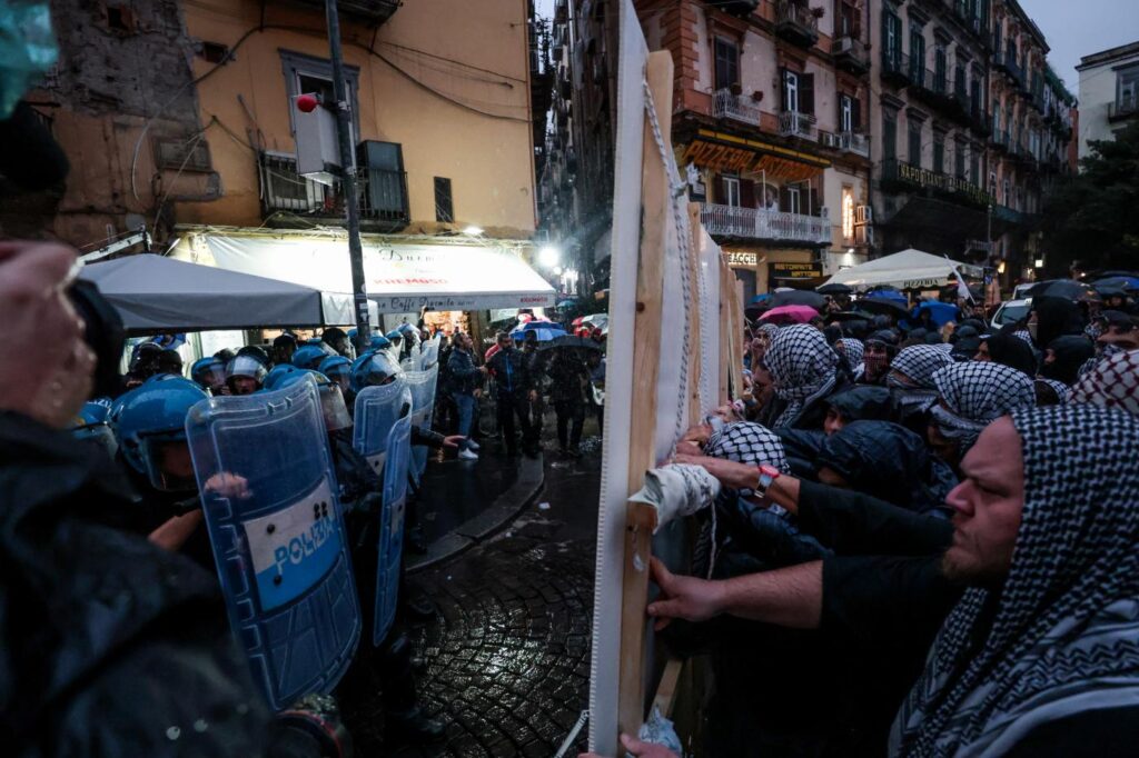 Galleria foto 'Scontri a Napoli tra forze dell’ordine e attivisti pro Palestina durante il G7 della Difesa' - foto 3