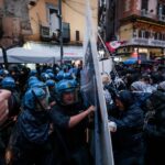 Scontri a Napoli tra forze dell’ordine e attivisti pro Palestina durante il G7 della Difesa