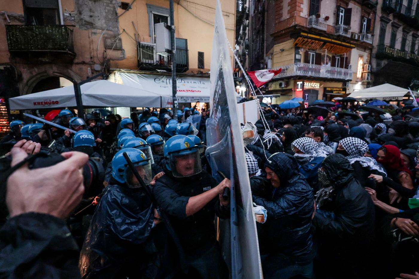 Scontri a Napoli tra forze dell’ordine e attivisti pro Palestina durante il G7 della Difesa