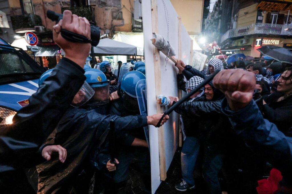 Galleria foto 'Scontri a Napoli tra forze dell’ordine e attivisti pro Palestina durante il G7 della Difesa' - foto 4