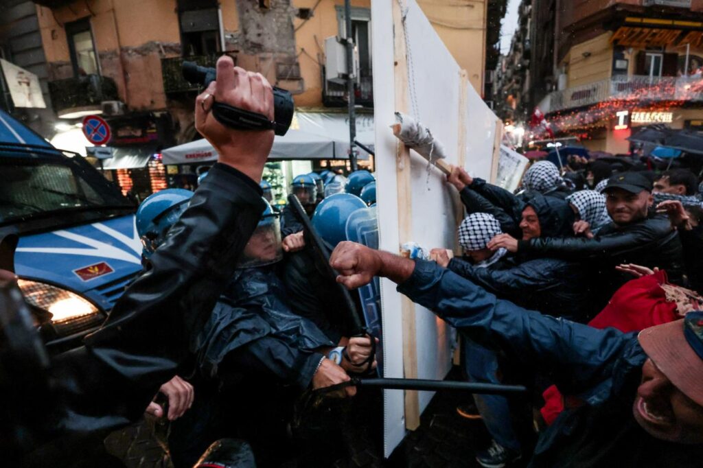 Galleria foto 'Scontri a Napoli tra forze dell’ordine e attivisti pro Palestina durante il G7 della Difesa' - foto 7