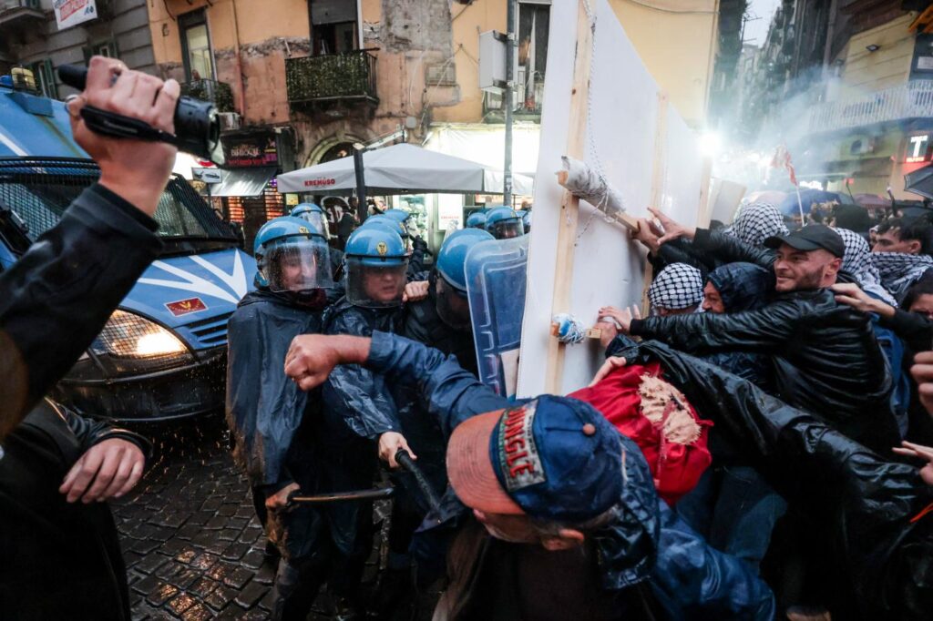 Galleria foto 'Scontri a Napoli tra forze dell’ordine e attivisti pro Palestina durante il G7 della Difesa' - foto 10