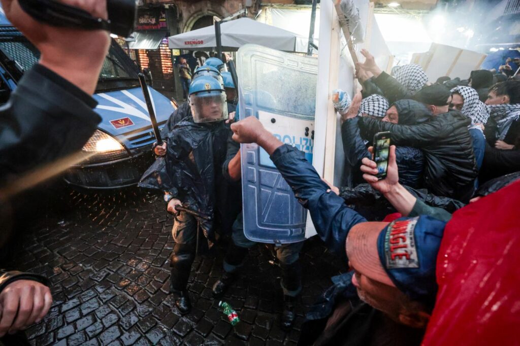 Galleria foto 'Scontri a Napoli tra forze dell’ordine e attivisti pro Palestina durante il G7 della Difesa' - foto 11