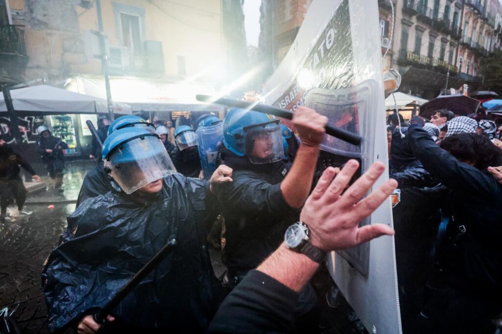 Galleria foto 'Scontri a Napoli tra forze dell’ordine e attivisti pro Palestina durante il G7 della Difesa' - foto 8