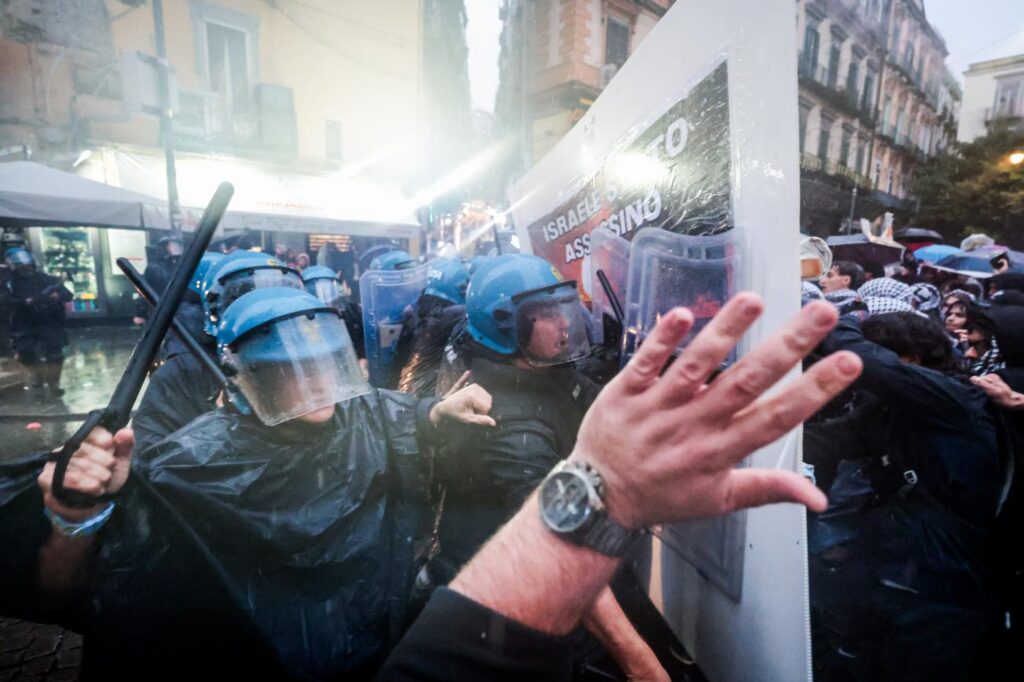 Galleria foto 'Scontri a Napoli tra forze dell’ordine e attivisti pro Palestina durante il G7 della Difesa' - foto 5