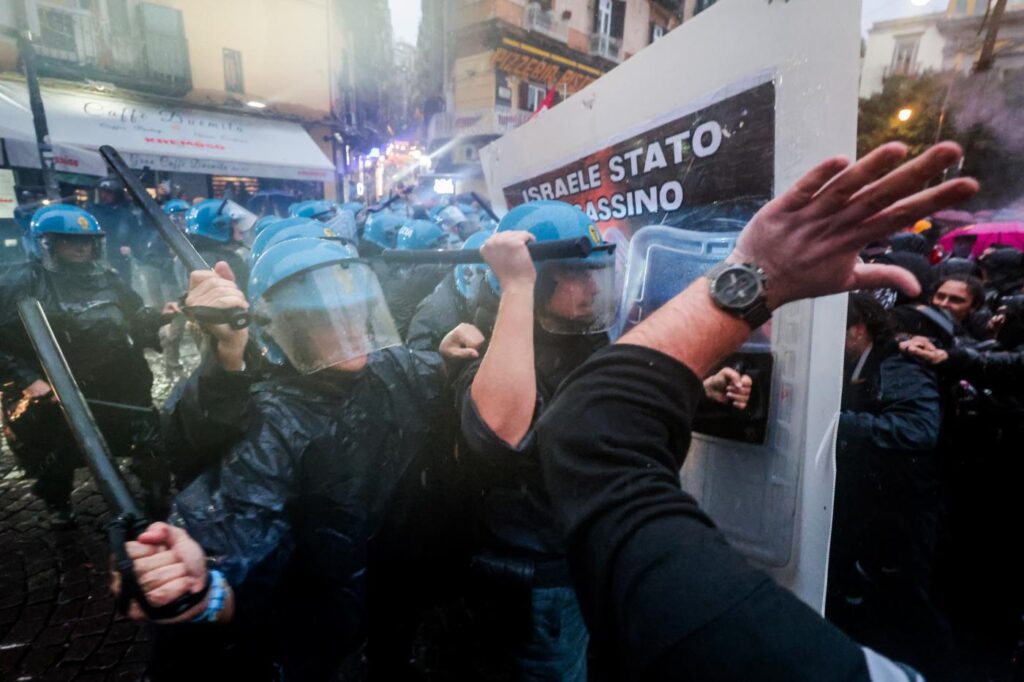 Galleria foto 'Scontri a Napoli tra forze dell’ordine e attivisti pro Palestina durante il G7 della Difesa' - foto 6