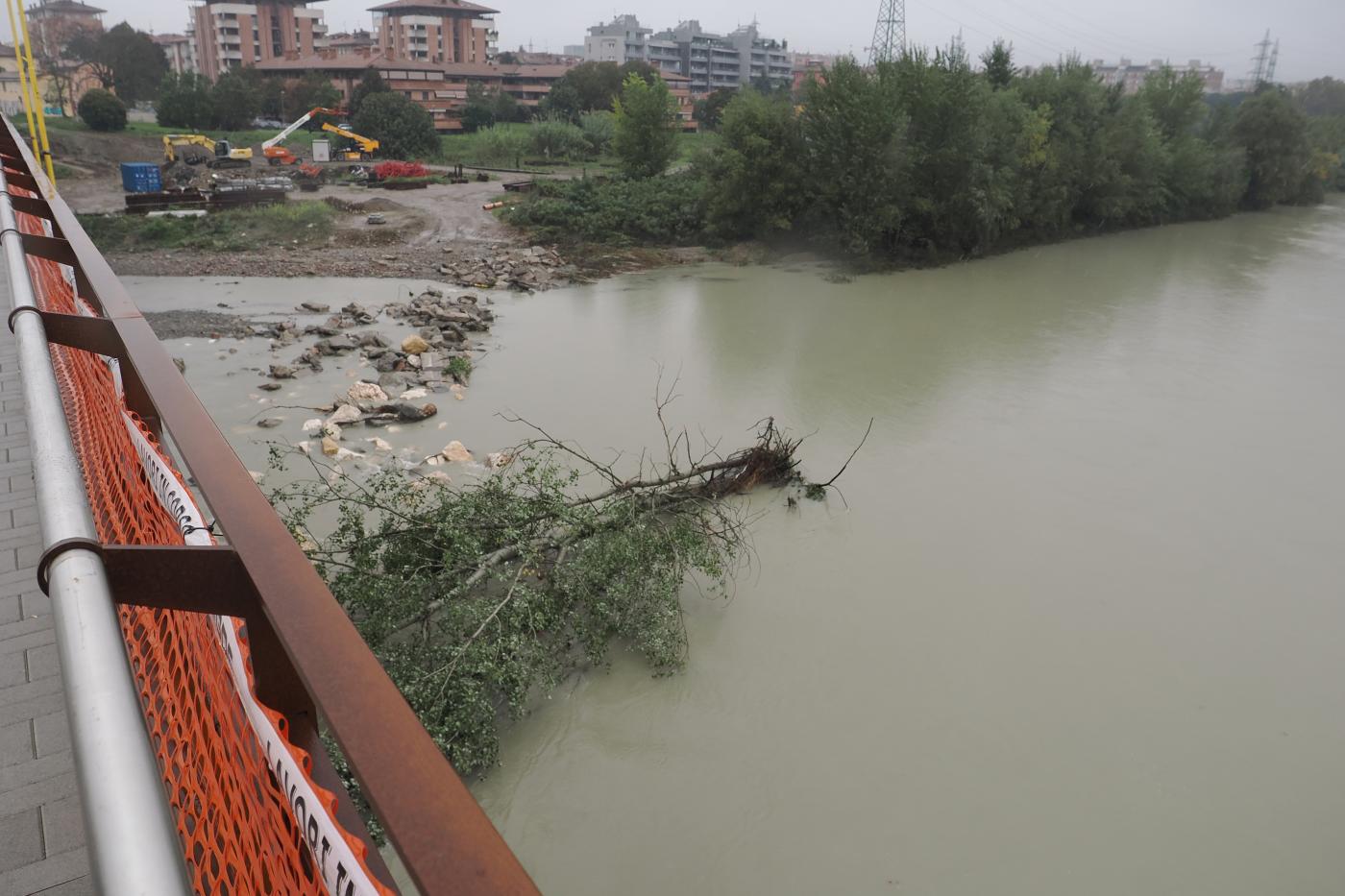 Maltempo, disagi da Nord a Sud. A Bologna evacuati i piani terra, esonda un fiume nell’Agrigentino