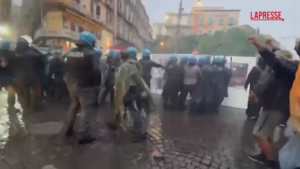 Napoli, violenti scontri tra polizia e manifestanti pro Palestina